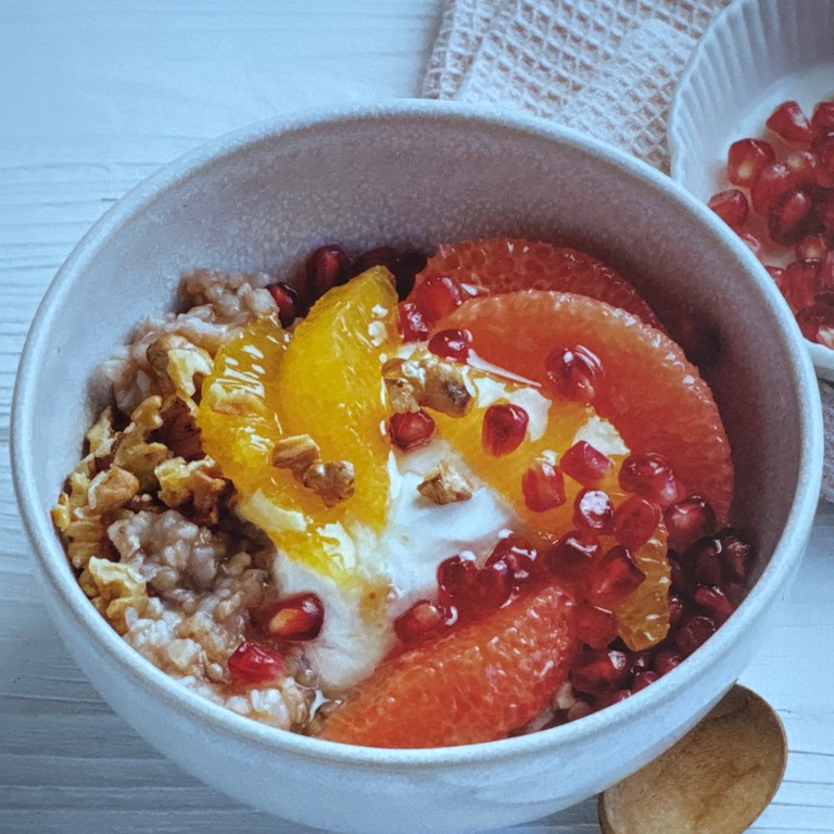 BUCHWEIZEN-ZITRUS-BOWL MIT SKYR UND WALNÜSSEN