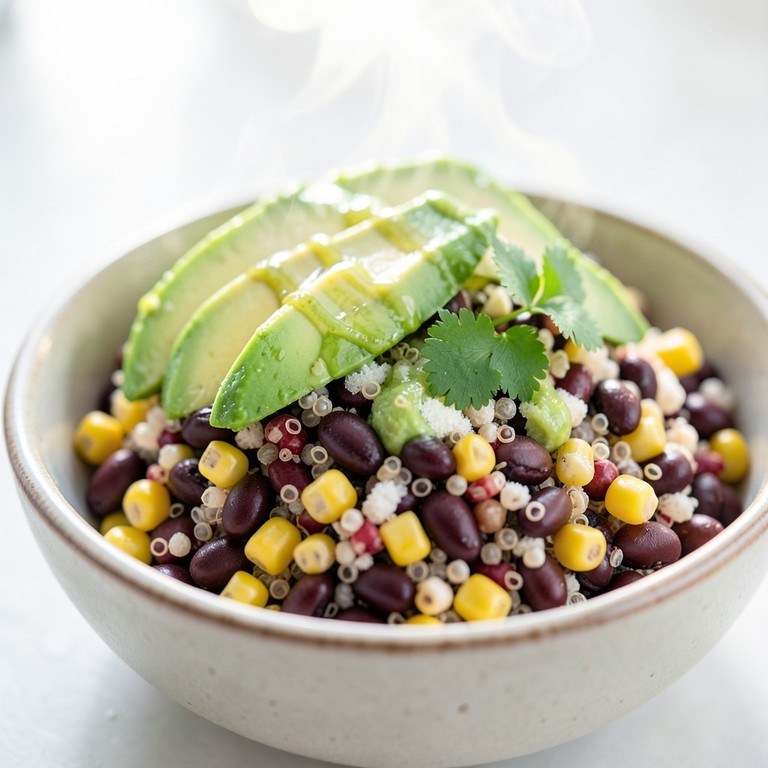 Mexikanische Quinoa-Kidney-Bowl mit Mais und Avocado