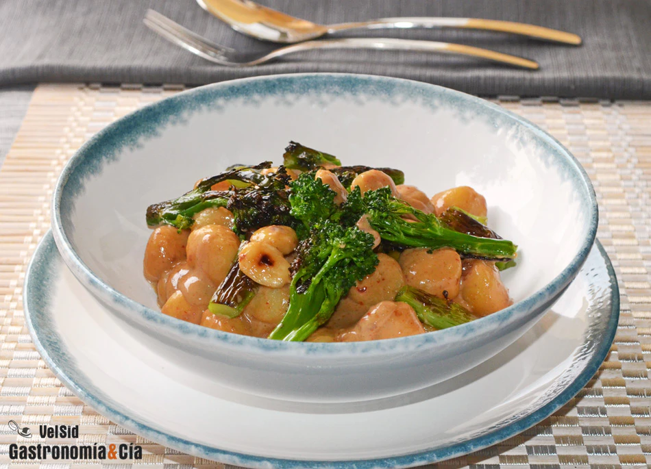 Gnocci con brócoli y salsa cremosa de soja y jengibre