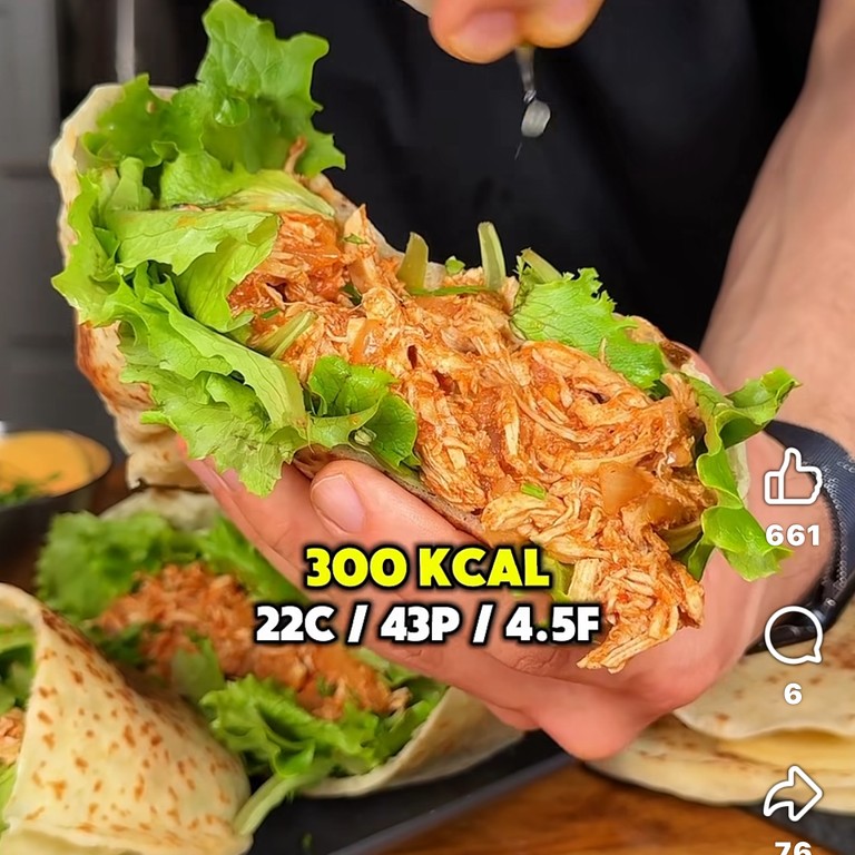 Pollo sfilacciato in pita con salsa BBQ fatta in casa e insalata lattughino