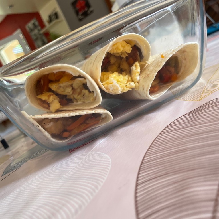 Wrap aux œufs brouillés et légumes croquants