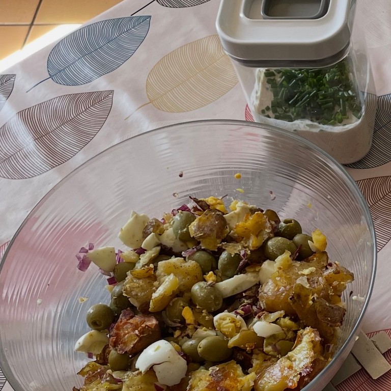 Salade rustique aux pommes de terre fondantes rôties au four et thon aux olives vertes