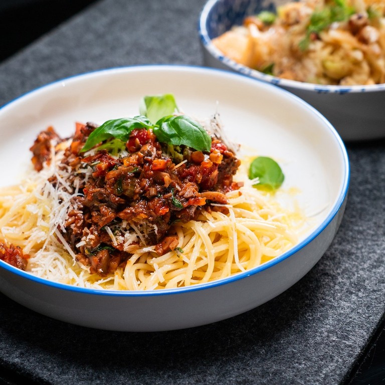 Pilz-Bolognese mit Fenchel-Melonensalat