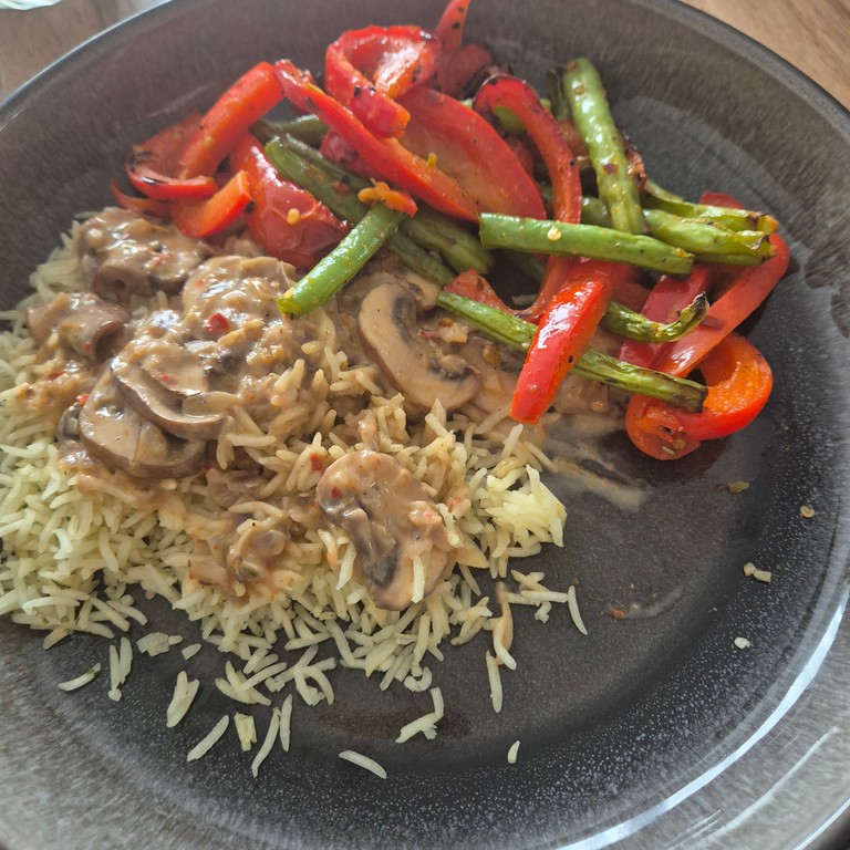 Buntes Reis-Gemüse-Pfannengericht mit Pilz-Rahmsauce