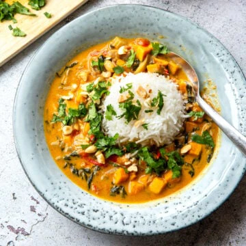 Süßkartoffel-Curry mit Spinat und Paprika