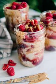 Avena con crema de cacahuete y mermelada de frambuesa