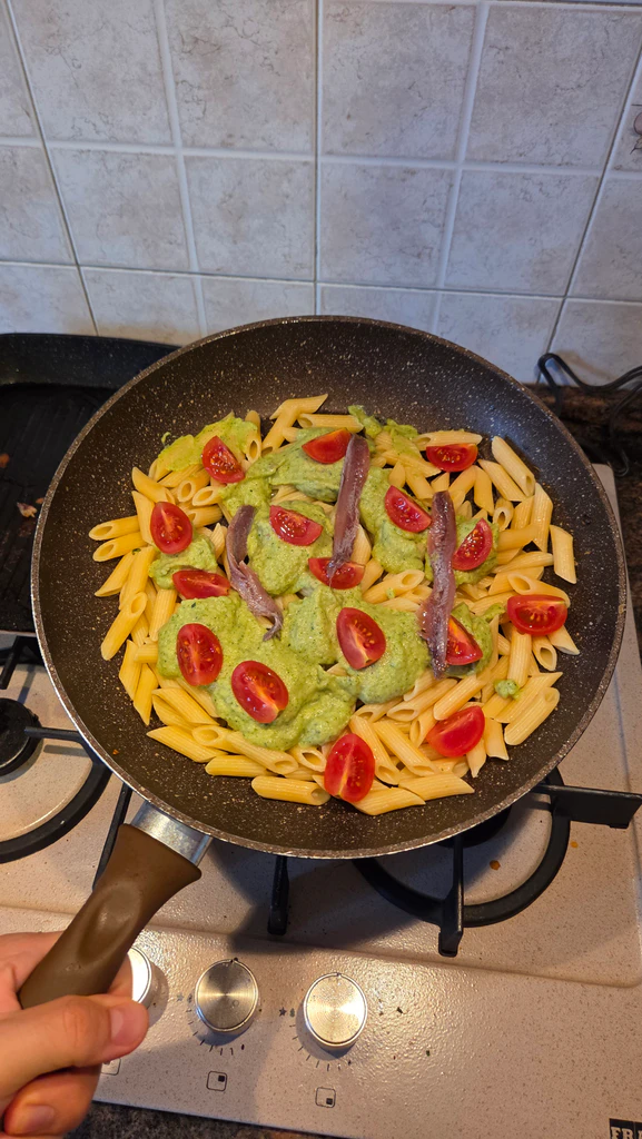 Pasta fredda alla crema di zucchine, acciughe e pomodorini