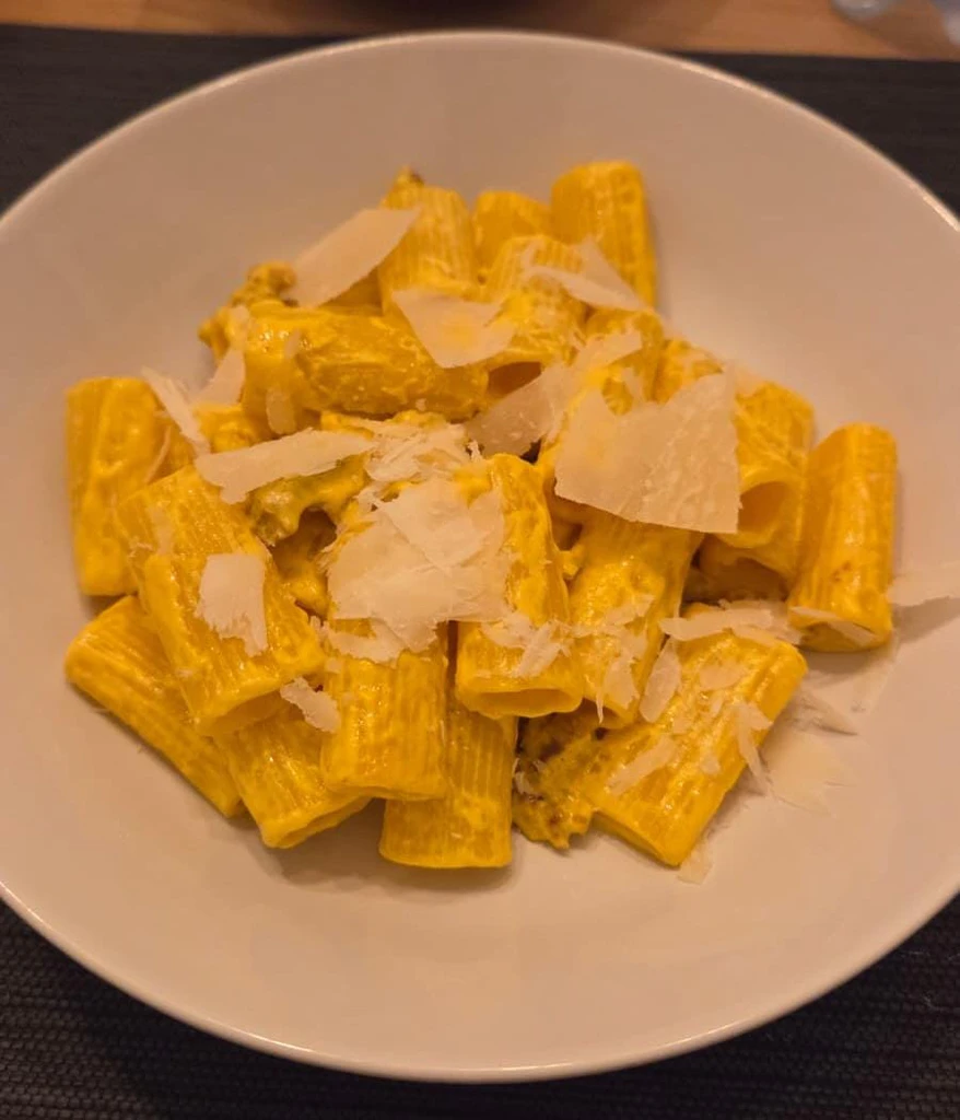Pasta allo zafferano e salsiccia con scaglie di grana